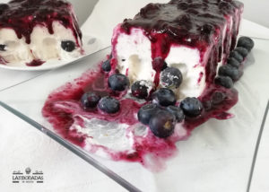 semifrío de queso y arándanos